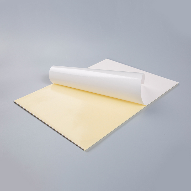 Papier couché coulé avec doublure antiadhésive jaune